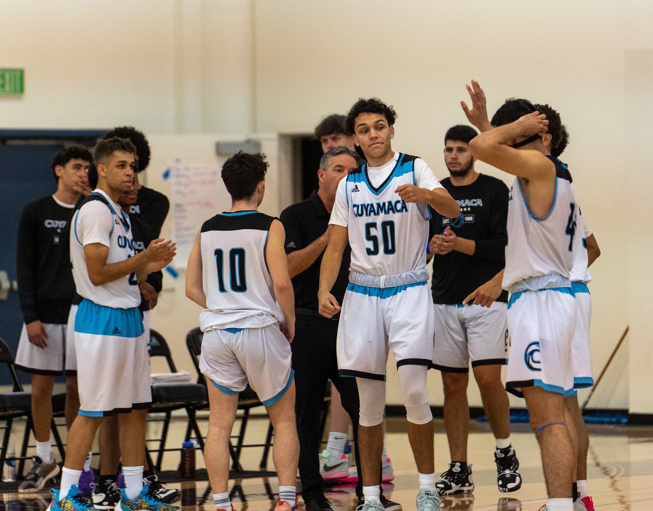 Men's Basketball Host Christmas Tourney